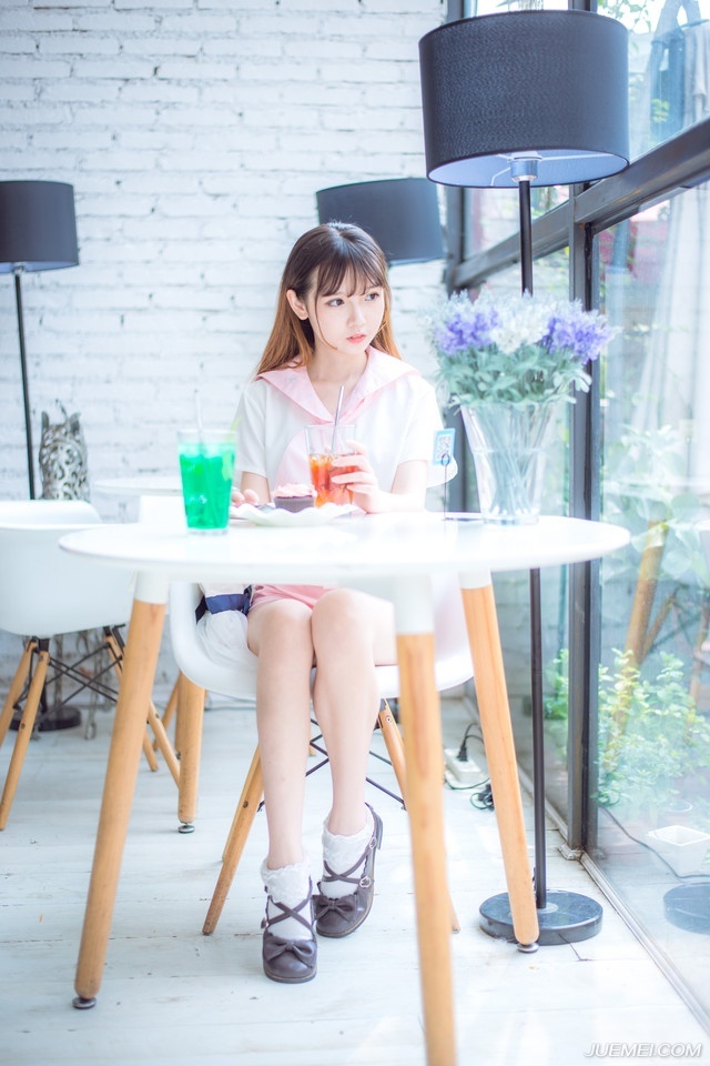 “诸位，刘璋虽然有过，但终究与诸位君臣一场，如今益州已降，我也说过，往日一切，既往不咎。”庞统沉声道。
